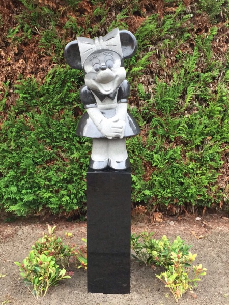 Minnie Mouse op begraafplaats St. Barbara 